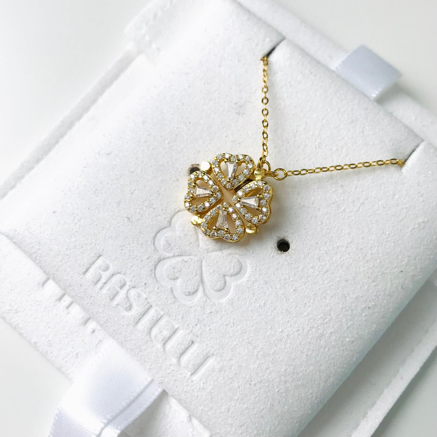 Collier pendentif plaqué or et zircon